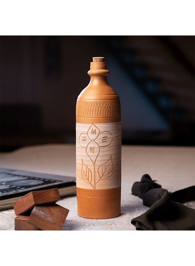 ارك زجاجة ماء من التيراكوتا بسعة 1 لتر مصنوعة يدويًا من ARKs مع سدادة فلّين | زجاجة طينية ثنائية اللون بزخرفة زهور | تبريد طبيعي للماء | أدوات شرب قابلة لإعادة الاستخدام وصديقة للبيئة - Image 4